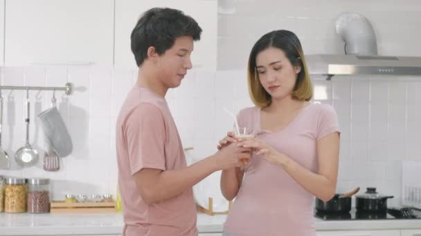 Feliz Asiático Bela Jovem Casal Família Marido Mulher Gostando Beber — Vídeo de Stock