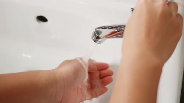 Zbliżenie Ręce Młodej Kobiety Pomocą Mydła Mycia Rąk Pod Kranem — Wideo stockowe