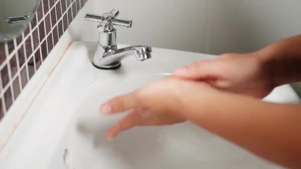 Nahaufnahme Junge Frauenhände Mit Seife Und Händewaschen Unter Dem Wasserhahn — Stockvideo