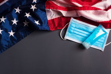 Ağız ve Amerikan bayrağı için tıbbi koruyucu tek kullanımlık yüz maskesi, gri arka planda stüdyo çekimi, güvenlik sağlık hizmetleri tıbbi önleme Coronavirus veya Covid-19