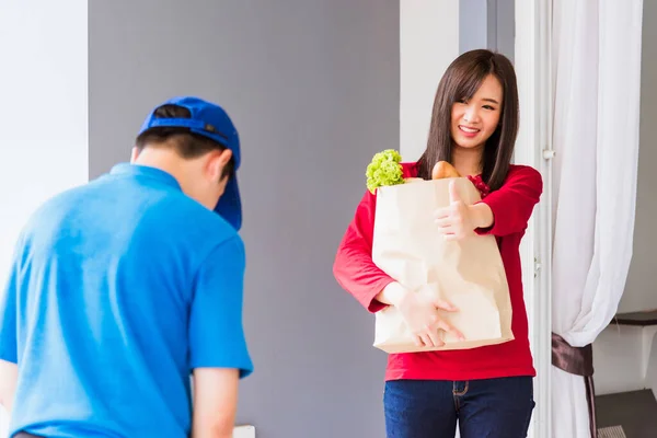 Asiatico Giovane Uomo Consegna Uniforme Blu Facendo Servizio Alimentari Dando — Foto Stock
