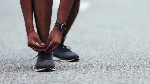 Feche Corredor Esportivo Asiático Homem Negro Que Tenta Sapatos Corrida — Fotografia de Stock