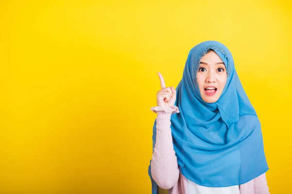 アジア系ムスリムアラブ人 幸せな美しい若い女性の肖像イスラム教の宗教的な摩耗ベールヒジャーブ面白い笑顔彼女は肯定的な表現を指で指しています — ストック写真