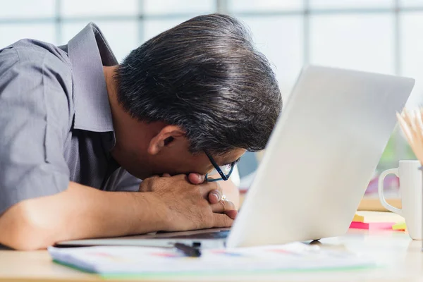 Hombre Negocios Asiático Cansado Exceso Trabajo Que Duerme Sobre Ordenador —  Fotos de Stock