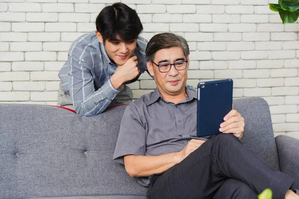Empresário Sênior Asiático Com Tablet Digital Discutir Conjunto Com Equipe — Fotografia de Stock