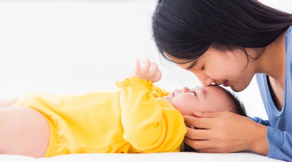 Retrato Hermosa Madre Asiática Joven Besando Bebé Recién Nacido Una — Foto de Stock