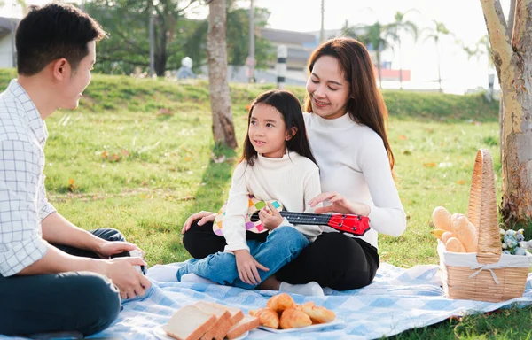Boldog Ázsiai Fiatal Család Apa Anya Gyerekek Szórakozás Élvezi Szabadtéri — Stock Fotó