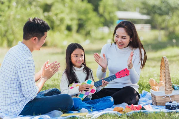 Boldog Ázsiai Fiatal Család Apa Anya Gyerekek Szórakozás Élvezi Szabadtéri — Stock Fotó