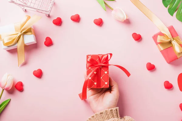 Valentijnsdag Verjaardag Vrouw Handen Houden Geschenk Geschenkdoos Versierd Rode Hart — Stockfoto