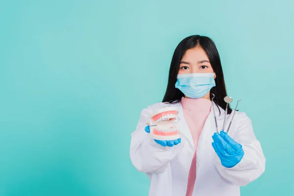 アジアの美しい女性の歯科医は プロのツールとモデルの歯の入れ歯を保持し 女性の医師チェック入れ歯スタジオは青の背景に隔離されたショット 歯科衛生手術 健康管理コンセプト — ストック写真