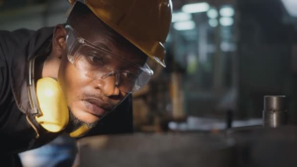 Amerikanische Industrielle Schwarze Junge Arbeiter Mit Gelbem Helm Und Gehörschutzüberwachung — Stockvideo