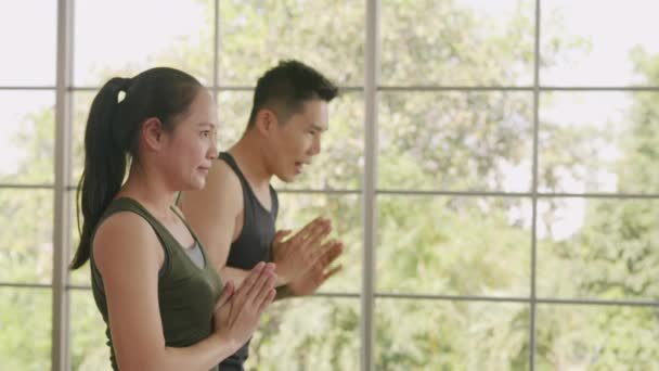 Счастливая Азиатская Красивая Семейная Пара Образ Жизни Делает Yoga Стоя — стоковое видео