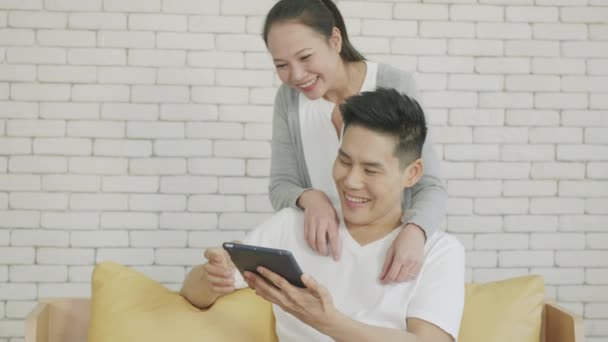 Азійські Сімейні Пари Працюють Дружиною Користуються Цифровим Планшетом Щаслива Подружня — стокове відео