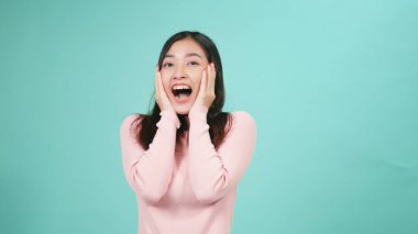 Gülümseyen genç Asyalı mutlu bir kadının portresi. Silikon diş telleri takıyor. Vay canına.