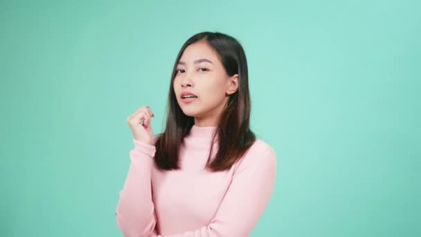 Tutup Potret Wanita Cantik Asia Muda Bosan Menguap Lelah Menutupi — Stok Video