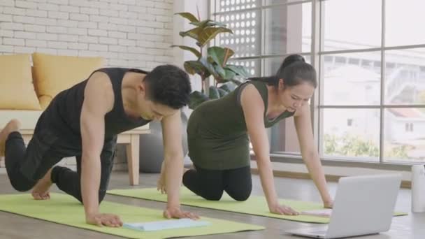 Szczęśliwy Azjatycki Piękny Styl Życia Rodzina Para Robi Yoga Stoi — Wideo stockowe
