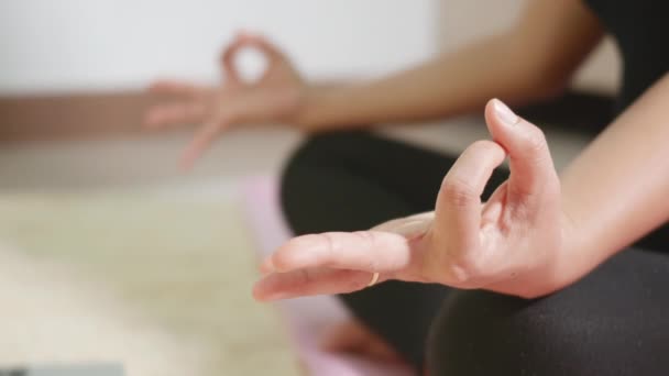 Asiatische Junge Leggings Die Hause Yoga Praktizieren Sitzen Lotus Und — Stockvideo