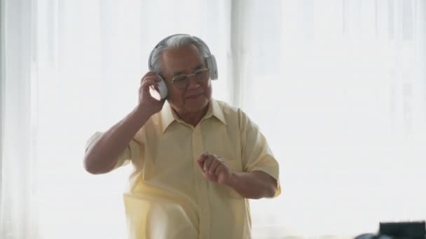 Asiático Anciano Hombre Abuelo Feliz Anciano Jubilado Chico Con Auriculares — Vídeo de stock