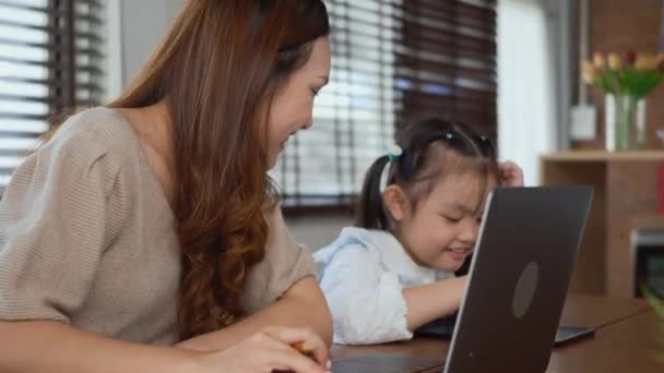 Asiatisk Ung Mamma Arbetar Med Bärbar Dator Hemma Och Hjälpa — Stockvideo