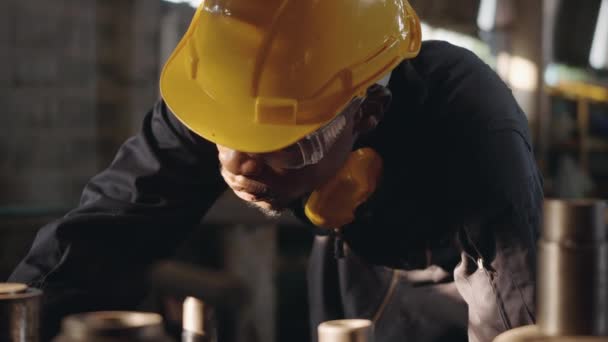 Amerikanische Industrielle Schwarze Junge Arbeiter Mit Gelbem Helm Und Gehörschutz — Stockvideo