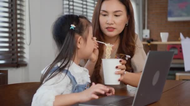 Ázsiai Család Fiatal Anya Kislánya Mosolyog Segítségével Laptop Számítógép Együtt — Stock videók