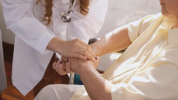 Lekarz Pielęgniarka Nosić Biały Mundur Trzymając Rękę Pacjenta Starszego Lub — Wideo stockowe