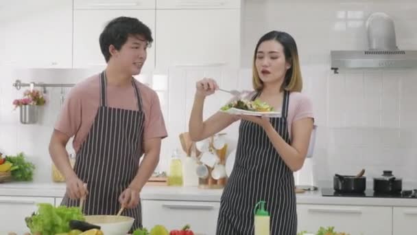 Felice Asiatica Bella Coppia Famiglia Marito Moglie Cantare Cucina Microfoni — Video Stock