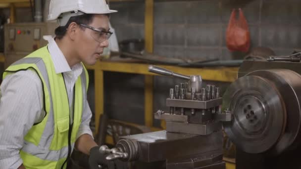 Engenheiro Mecânico Profissional Asiático Homem Operação Usam Óculos Uniformes Segurança — Vídeo de Stock
