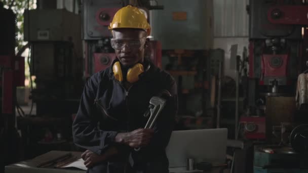 Retrato Americano Industrial Preto Jovem Trabalhador Homem Sorrindo Com Capacete — Vídeo de Stock