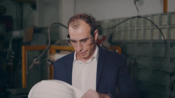 Professionelle Selbstbewusste Ingenieur Geschäftsmann Anzügen Sicherheitsmützen Und Brillen Müde Arbeiter — Stockvideo