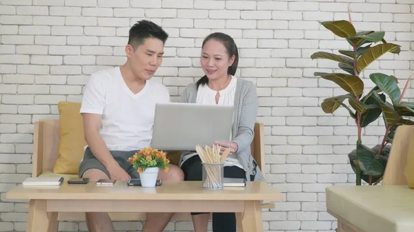 Online yoga öğreten kadının ilk adımı evde oturma odasında spor yapmak için meditasyon zen, covid19 salgını sırasında egzersiz yogasında egzersiz yapmak için spor sağlıklı yaşam tarzı konsepti.