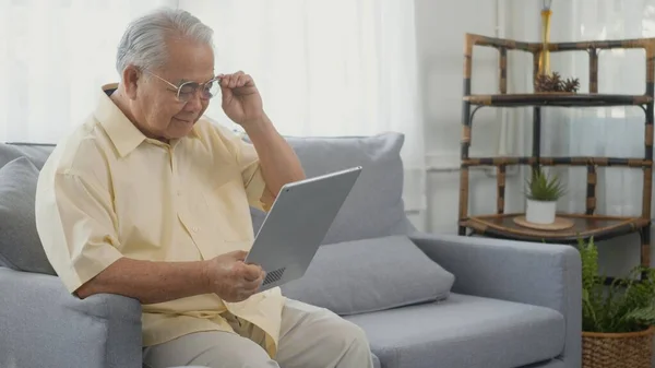 Hombre Mayor Vestido Para Usar Anteojos Sentado Sofá Mirando Noticias — Foto de Stock