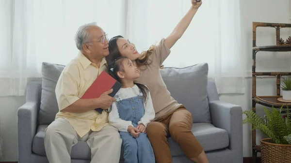 Tempo Família Feliz Relaxar Avós Asiáticos Rindo Tirando Selfie Com — Fotografia de Stock