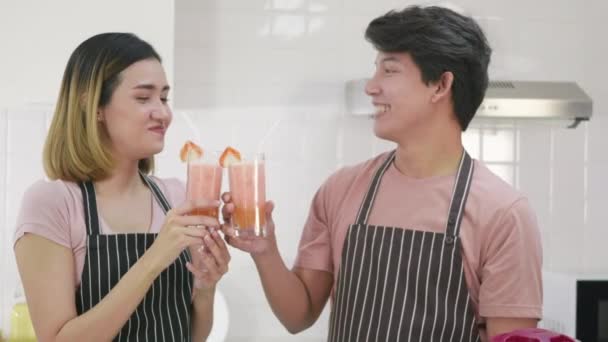Mutlu Asyalı Genç Bir Aile Çifti Karı Koca Mutfakta Taze — Stok video