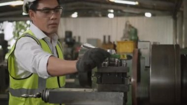 Asyalı profesyonel makine mühendisi ya da üniforma gözlüğü takan operatör güvenlik atölye metal torna fabrikası, ağır sanayi torna işçisi