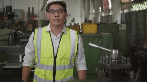 Πορτρέτο Ασίας Μηχανικός Άνθρωπος Εργαζόμενος Φορούν Γυαλιά Ασφαλείας Ελέγχου Τόρνου — Αρχείο Βίντεο
