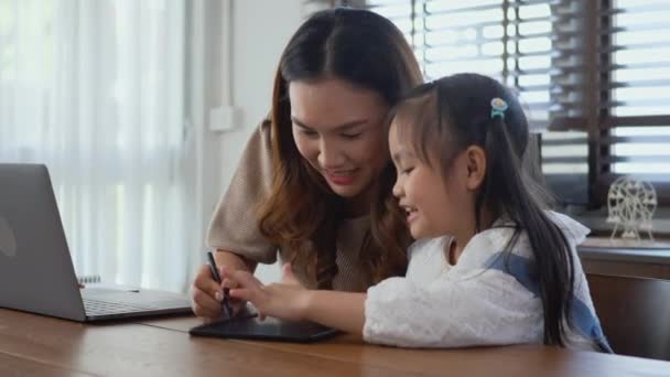 Azjatycka Młoda Matka Pracująca Laptopem Domu Pomóc Córce Odrabiać Lekcje — Wideo stockowe