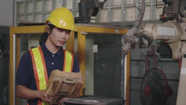Asiatique Ingénierie Homme Vérifier Contrôler Soudage Robotique Automatique Bras Machine — Video