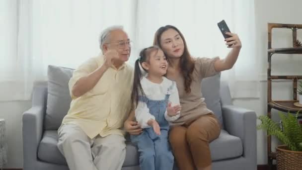 Mutlu Aile Zamanları Rahatla Asyalı Büyükanne Büyükbaba Torunlarıyla Cep Telefonuyla — Stok video