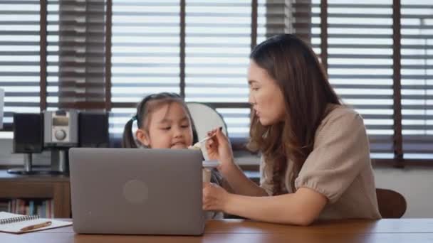 Азиатская Семья Молодая Мать Маленькая Дочь Улыбается Помощью Ноутбука Компьютер — стоковое видео