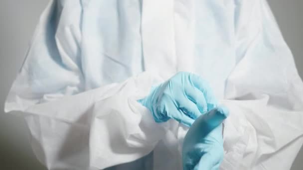 青い医療用ラテックス手袋 自信の医療従事者 コロナウイルスCovid 19流行医療コンセプトを身に着けている保護ハズマットPpe保護スーツでアジアの医師の手を閉じる — ストック動画