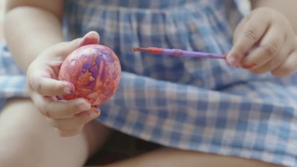 Handen Van Peuter Klein Meisje Zitten Schilderij Kleurrijke Eieren Voor — Stockvideo