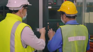 Asyalı fabrika işçisi otomatik programlama CNC değirmen kontrol makineleri endüstri merkezi, alet atölyesi imalat atölyesi mühendis ile de birlikte tartışır