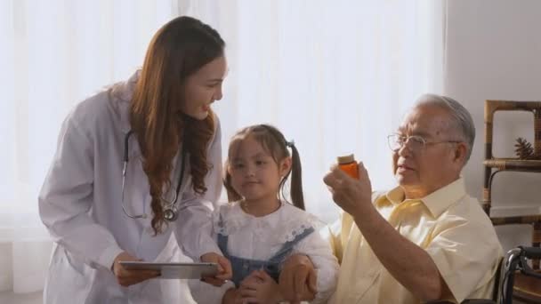 Asiatische Junge Ärztin Verschreibt Älteren Behinderten Patientinnen Rollstuhl Medikamente Wenn — Stockvideo