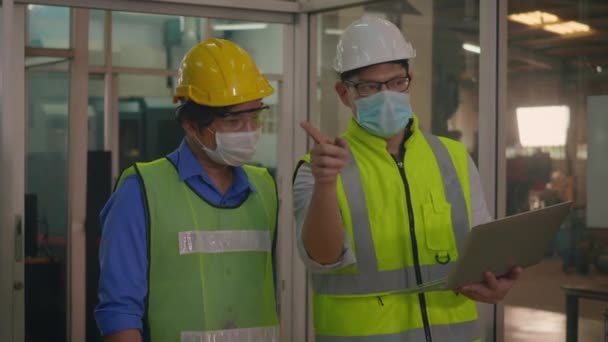 Twee Fabrieksarbeiders Technicus Ingenieur Werknemer Manager Dragen Uniformen Veiligheidshelmen Praten — Stockvideo