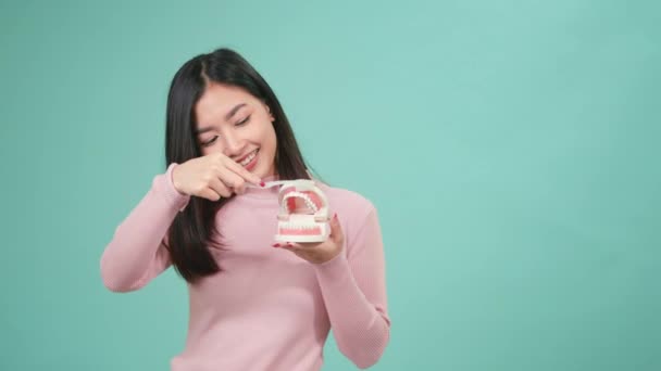 Asiatico Giovane Bella Donna Sorriso Mostrando Modello Come Pulire Denti — Video Stock