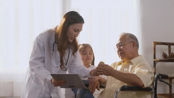 Asiatisk Ung Kvinna Läkare Ordinerar Medicin Till Äldre Funktionshindrade Patienter — Stockvideo