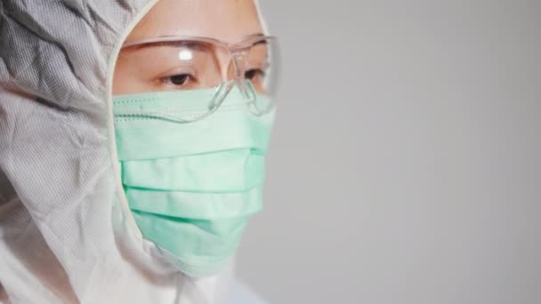 身着防护服 头戴口罩和眼镜的亚洲医生 自信医护人员 验尸官Covid 19突发医疗事故医疗理念睁大眼睛 — 图库视频影像