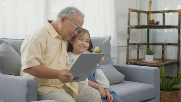 Ασιάτης Ανώτερος Γέρος Ψάχνει Tablet Υπολογιστή Και Εγγονή Έρχονται Επίσκεψη — Φωτογραφία Αρχείου