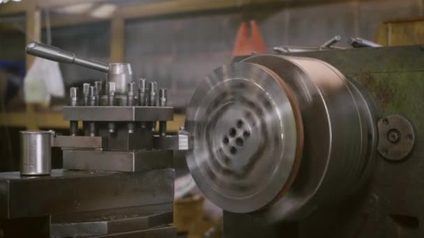 Professionele Machinist Die Draaibank Het Malen Van Metaal Machinaal Bewerken — Stockvideo